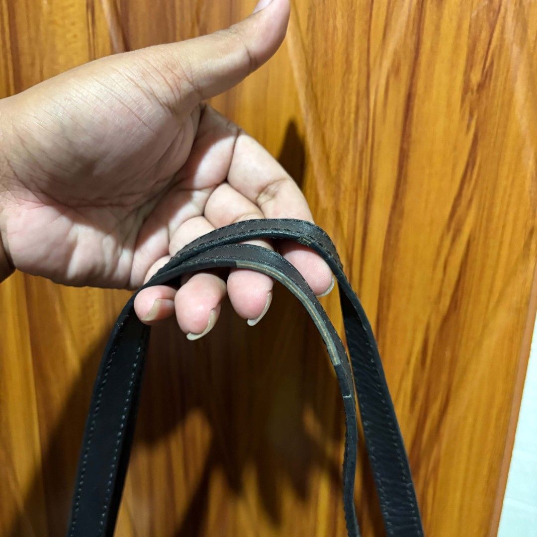 Burberry nylon shoulder bag (Category: Luxury Bags & Wallets) located in Carmen. Submitted by aquarius.00 (Listing ID 1461927478, Image 3). Description: sign of used ykk zip see pictures.