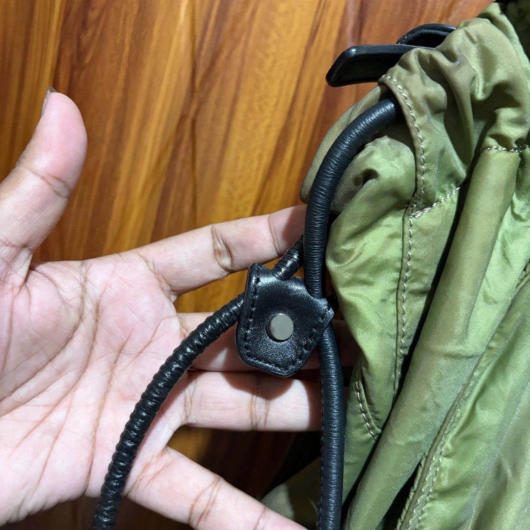 Burberry nylon shoulder bag (Category: Luxury Bags & Wallets) located in Carmen. Submitted by aquarius.00 (Listing ID 1461927478, Image 2). Description: sign of used ykk zip see pictures.