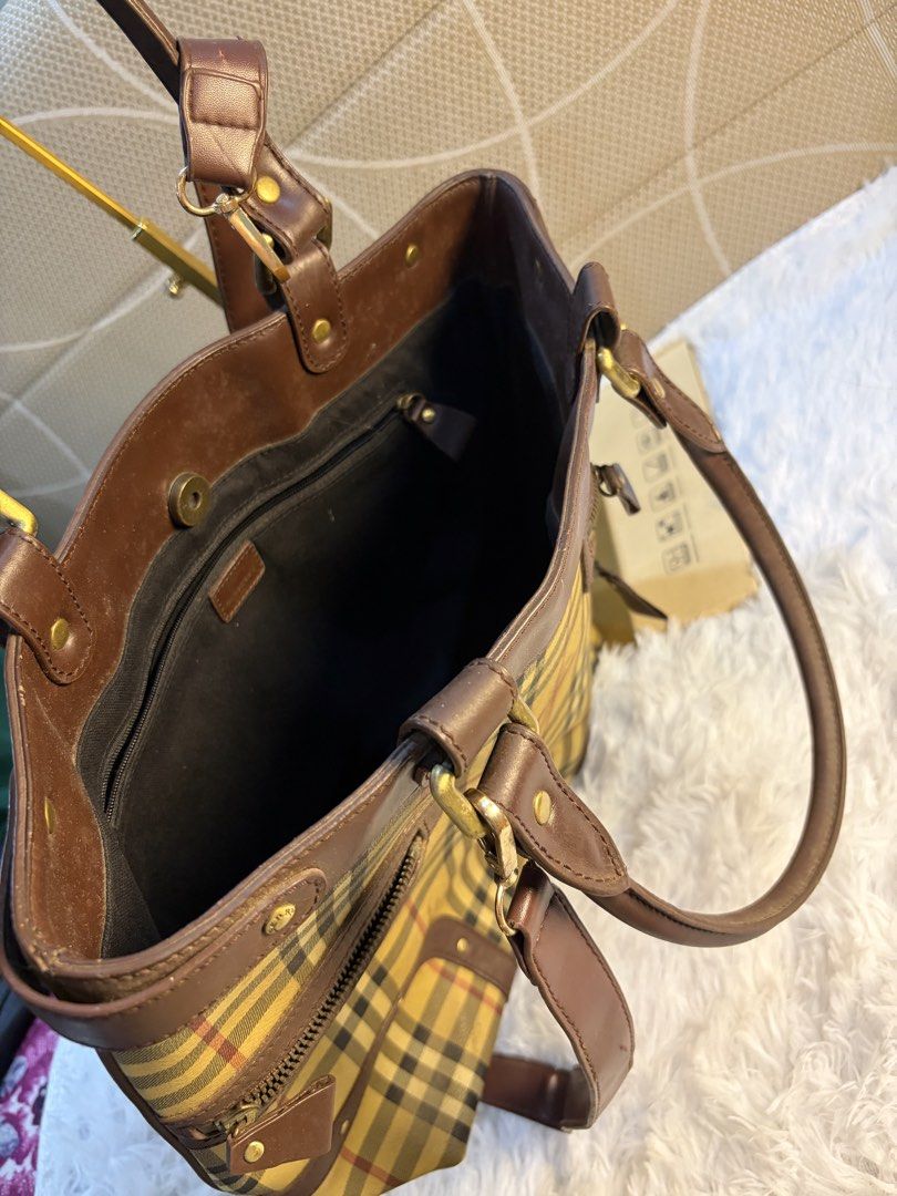 Burberry tote bag (Category: Tote Bags) located in Goa. Submitted by zahar_modern_thrift_bags001 (Listing ID 1461989322, Image 2). Description: .