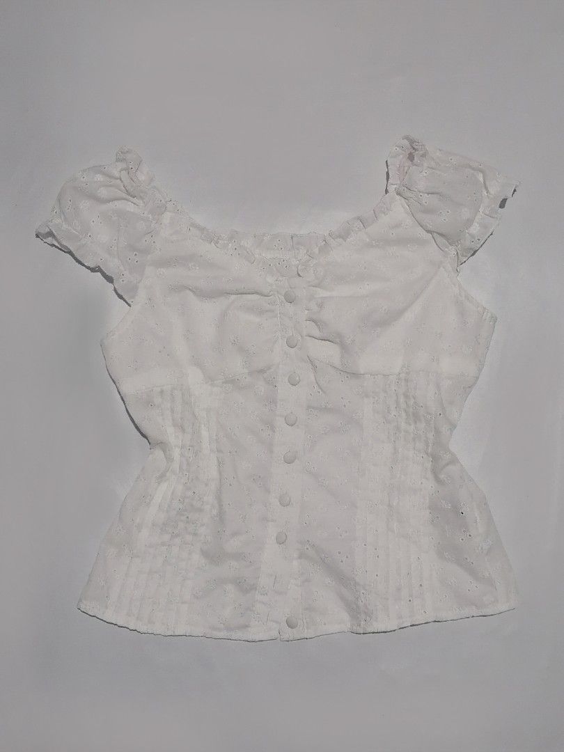 Button Frill Puff Top (Category: Blouses) located in Makati City. Submitted by feltfell (Listing ID 1461873543, Image 1). Description: 🐟 size: small.