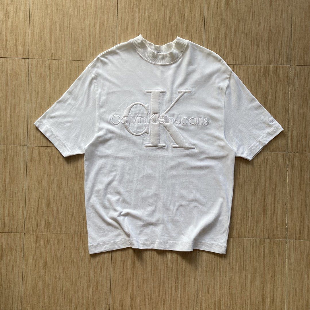 Calvin Klein Cree Neck Tee (Category: Tshirts & Polo Shirts ) located in Legazpi City. Submitted by luxrystreet (Listing ID 1461830604, Image 1). Description: ▪️Calvin Klein Crew Neck Tee ▪️WIDTH: 21 ▪️LENGTH: 29 ▪️COLOR RATE: 9/10 Or better ▪️IN EXCELLENT CONDITION ▪️COLOR MAY VARY DUE TO LIGHTING ▪️MANAGE YOUR EXPECTATIONS CAN PROVIDE OTHER PICTURES UPON REQUEST ISSUE(S): NONE.