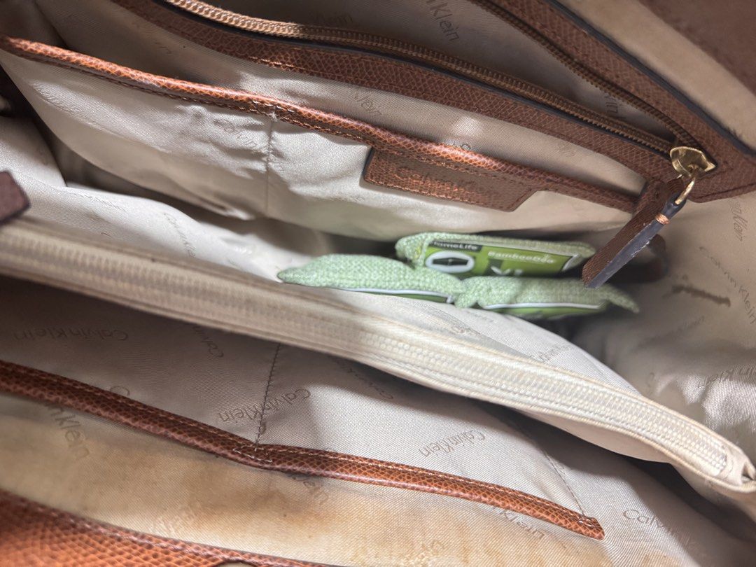 Calvin Klein Handbag (Category: Tote Bags) located in Manila. Submitted by sale_declutteringpcs (Listing ID 1461847219, Image 3). Description: In good condition. .