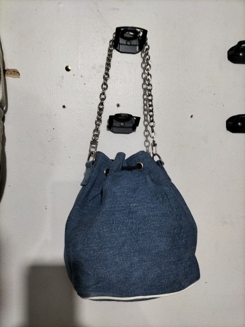 Calvin Klein Kili Bag (Category: Shoulder Bags) located in Butuan. Submitted by jdsthrift_22 (Listing ID 1461976747, Image 3). Description: Calvin Klein kili bag Excellent Condition No issue.