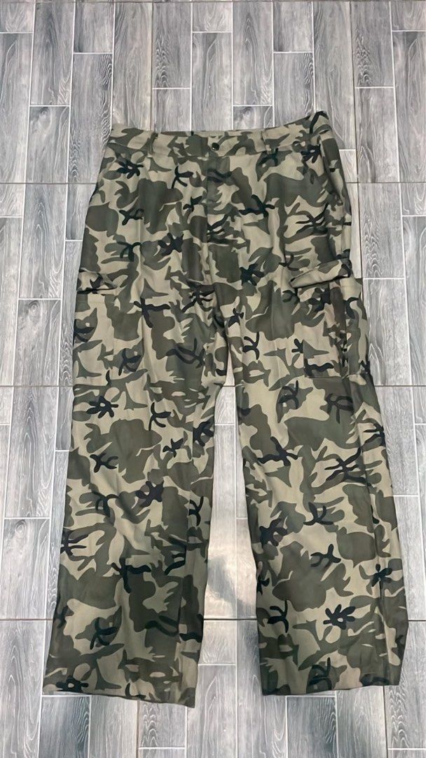 Camouflage Cargo Pants (Category: Jeans) located in Manila. Submitted by oenthrift.2026 (Listing ID 1462019904, Image 1). Description: - Stylish camouflage cargo pants - Multiple pockets for ample storage - Ideal for casual wear or outdoor adventures - Comfortable, relaxed fit - Pre-loved and ready for a new home.