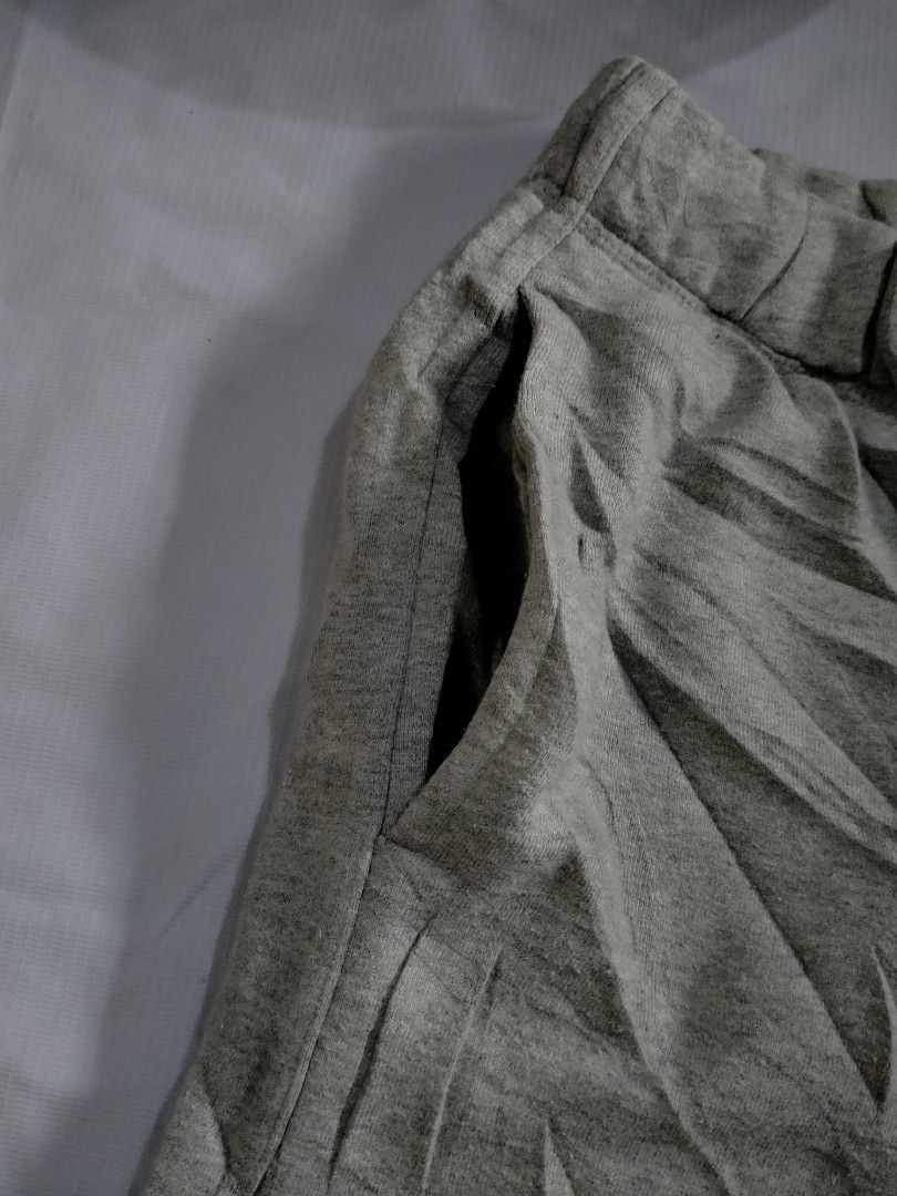 Carhartt Grey Sweatpants Joggers Size M (Category: Joggers) located in Davao. Submitted by ervinpolino09 (Listing ID 1461841006, Image 3). Description: - Grey Carhartt sweatpants - Jogger style - Elastic waistband with drawstring - Two side pockets - Embroidered Carhartt logo on left thigh - Made from a cotton blend - Size: Medium (M)30/34 Stretchable issue minimal scratch - Ideal for casual wear.
