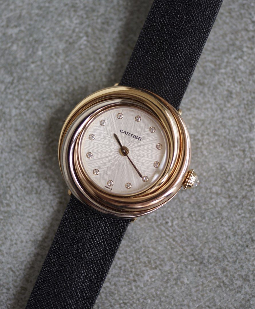 Cartier Trinity Ronde 18K ref. 2357, with original 18K pin buckle and original strap, watch only. （分類：手錶）位於 Hong Kong。 由 jimckc 提交（商品編號 1461831259，圖片 1）。簡介： Guilloche dial with original diamond set indexes 27mm diameter Quartz movement Original buckle Watch only Like new condition 。
