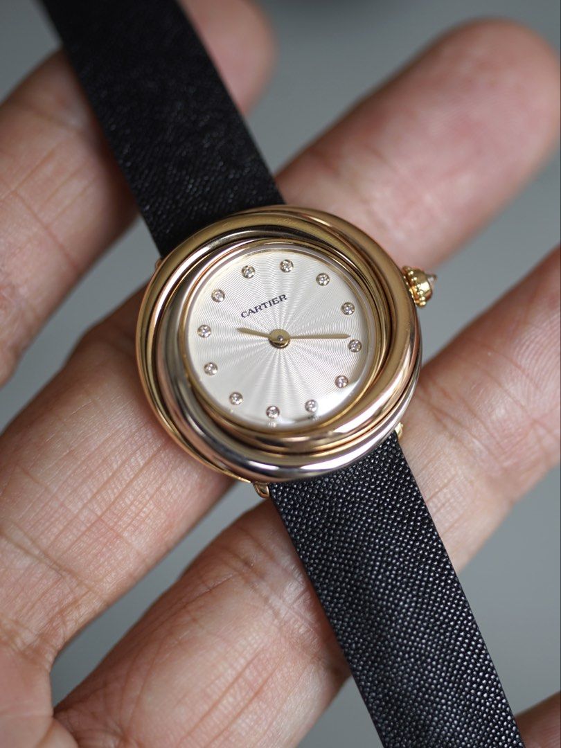 Cartier Trinity Ronde 18K ref. 2357, with original 18K pin buckle and original strap, watch only. （分類：手錶）位於 Hong Kong。 由 jimckc 提交（商品編號 1461831259，圖片 3）。簡介： Guilloche dial with original diamond set indexes 27mm diameter Quartz movement Original buckle Watch only Like new condition 。
