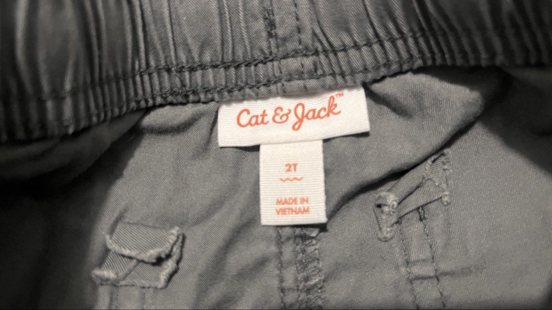 Cat & Jack Grey Pull-On Shorts Size 2T (Category: Babies & Kids Fashion) located in Imus. Submitted by pick_and_dig (Listing ID 1461848486, Image 3). Description: - Toddler grey pull-on shorts - 100% Cotton for ultimate comfort - Elastic waistband with adjustable drawstring - Two front and two back pockets for essentials - Ideal for everyday play and activities - Features a label made from 100% recycled plastic Note: As is. WYSIWYG. Additional ph