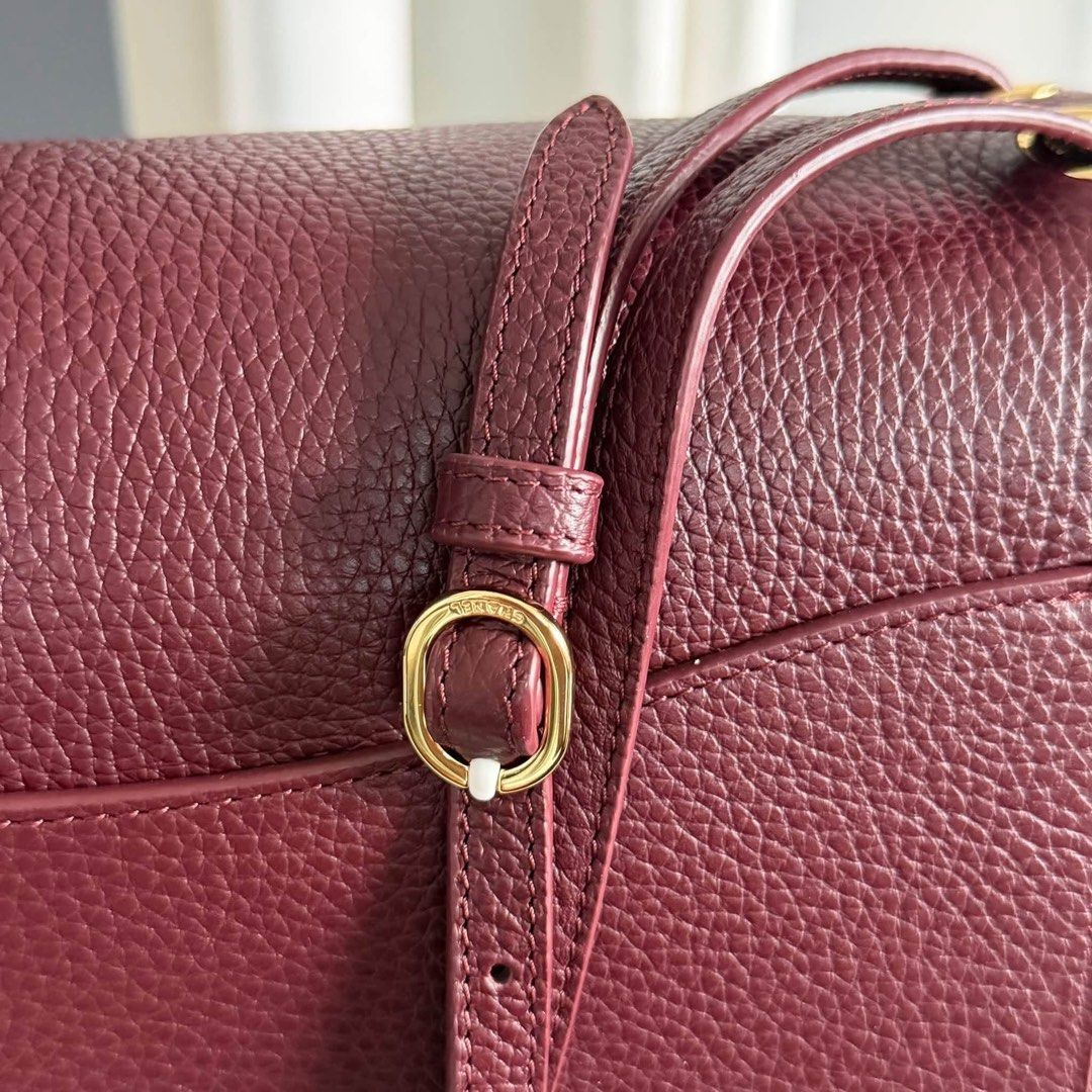CC Shoulder Bag (Category: Luxury Bags & Wallets) located in Manila. Submitted by bagsandmanymanymore1 (Listing ID 1461901011, Image 3). Description: CC Shoulder Bag Gold hardware Rank SA Size 34cm What you see is what you get.