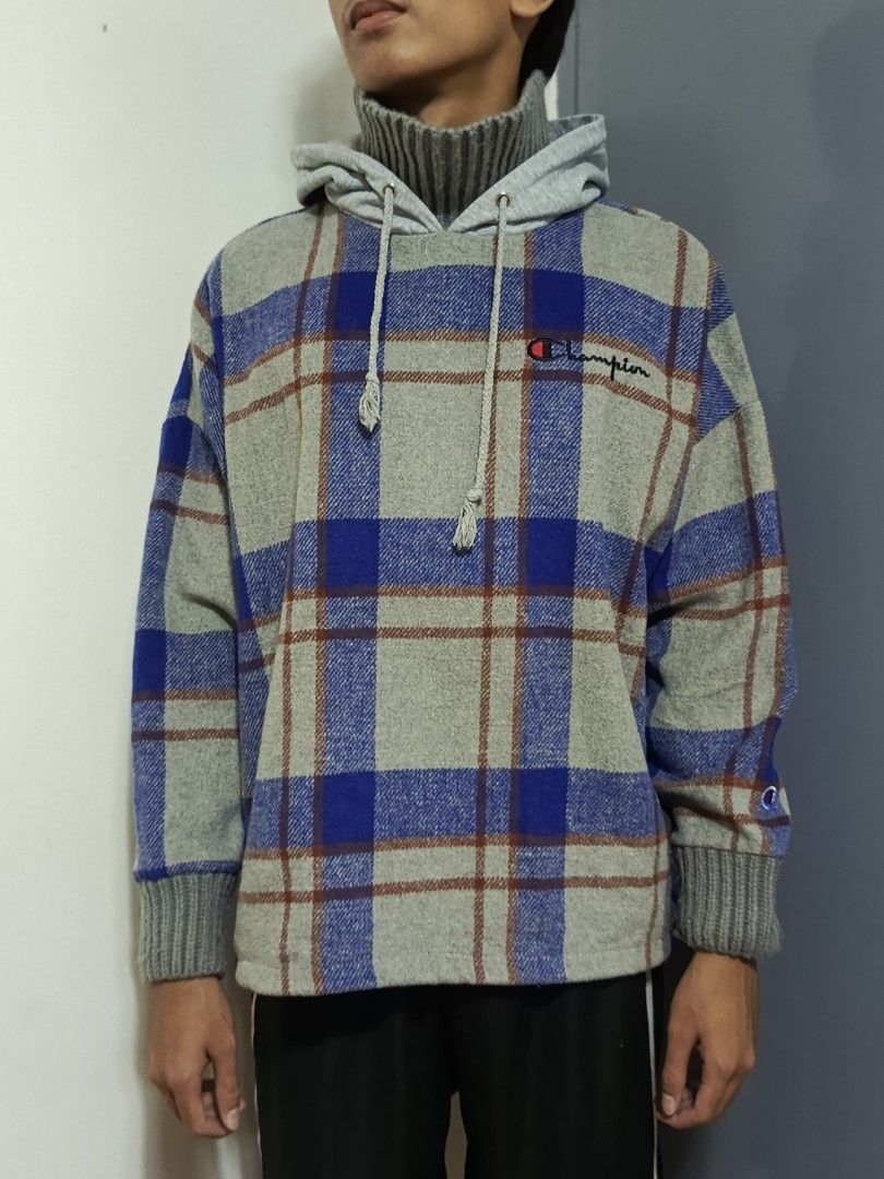 Champion Grey Hoodie (Category: Coats, Jackets and Outerwear) located in San Jose del Monte. Submitted by jmpladero (Listing ID 1461966135, Image 1). Description: Box type Condition: Excellent Condition Size: Large Color Rate: 9.8/10 Issue: None Color may vary to lighting Width 26 Length 26.5 Mine ⚠️ Flaker will be posted.