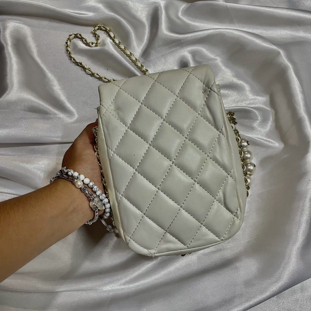 Chanel Chic Pearls bag (Category: Shoulder Bags) located in Manila. Submitted by syle_88 (Listing ID 1461975800, Image 3). Description: .