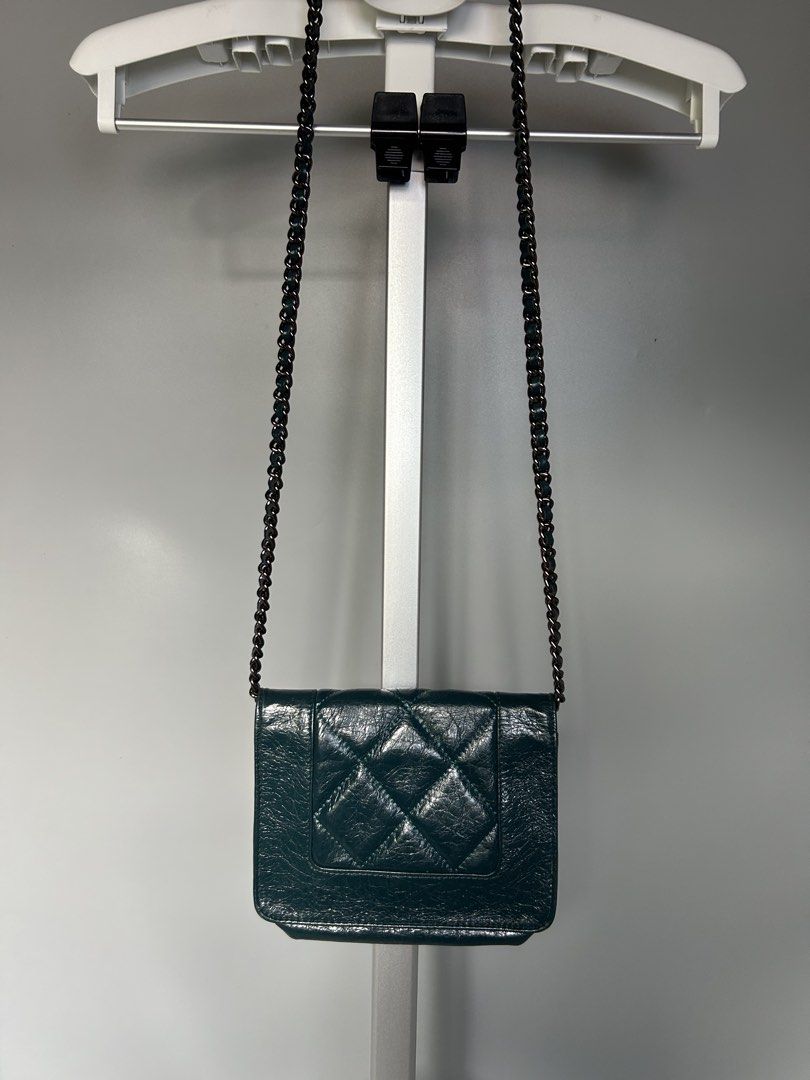 Chanel Crossbody bag (Category: Luxury Bags & Wallets) located in Bacolod City. Submitted by fyceee (Listing ID 1461954989, Image 2). Description: Chanel Cross body Rank B .
