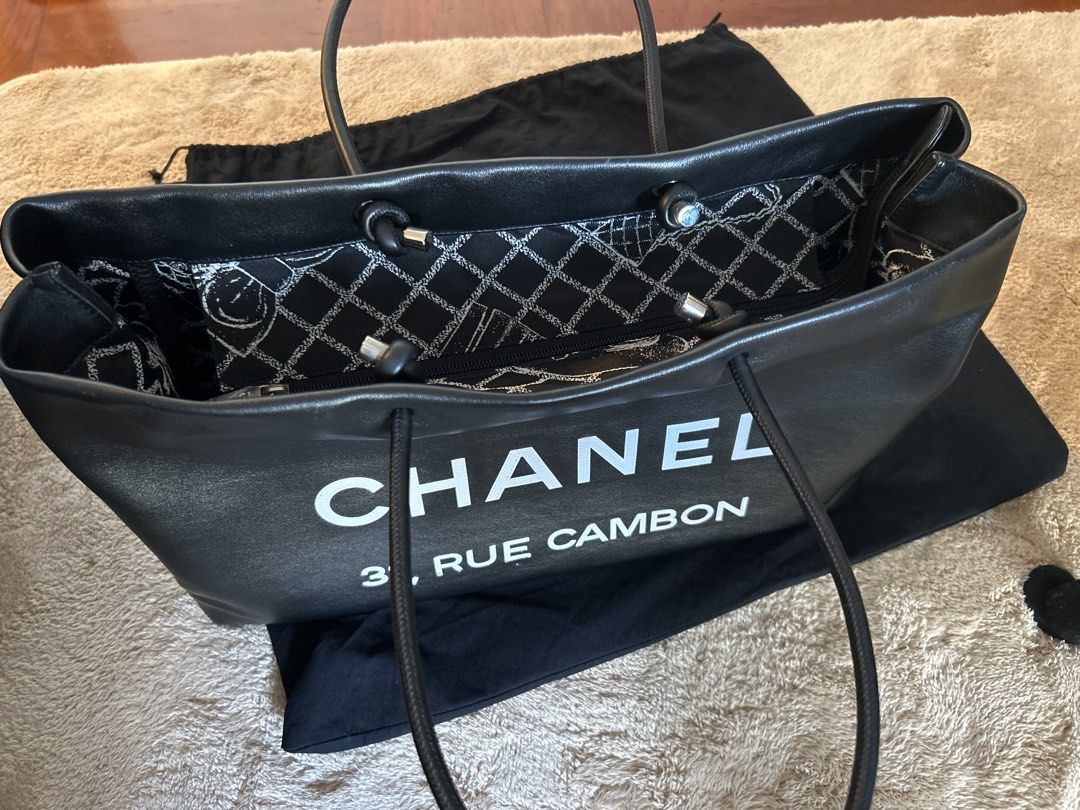 Chanel Essential Large Tote （分類：手袋及銀包）位於 Hong Kong。 由 doubletwinklestars 提交（商品編號 1461891634，圖片 1）。簡介： Classic Chanel tote bag. Black leather with white 'CHANEL 31 RUE CAMBON' print. Interior has a patterned lining with pockets. Comes with dust bag. Great for everyday use or travel.。