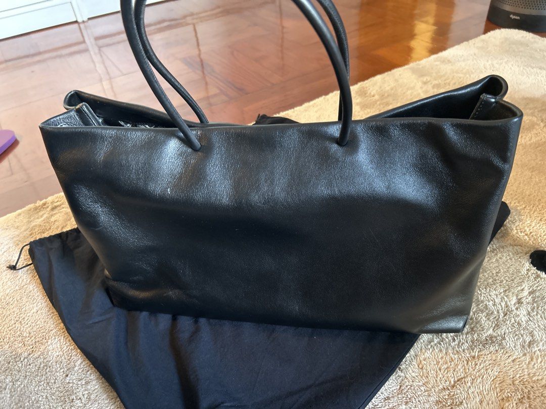 Chanel Essential Large Tote （分類：手袋及銀包）位於 Hong Kong。 由 doubletwinklestars 提交（商品編號 1461891634，圖片 3）。簡介： Classic Chanel tote bag. Black leather with white 'CHANEL 31 RUE CAMBON' print. Interior has a patterned lining with pockets. Comes with dust bag. Great for everyday use or travel.。