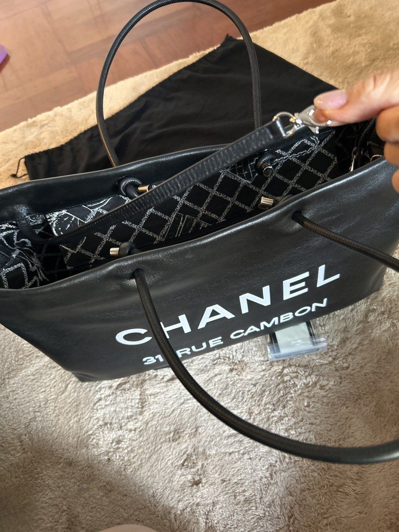 Chanel Essential Large Tote （分類：手袋及銀包）位於 Hong Kong。 由 doubletwinklestars 提交（商品編號 1461891634，圖片 2）。簡介： Classic Chanel tote bag. Black leather with white 'CHANEL 31 RUE CAMBON' print. Interior has a patterned lining with pockets. Comes with dust bag. Great for everyday use or travel.。