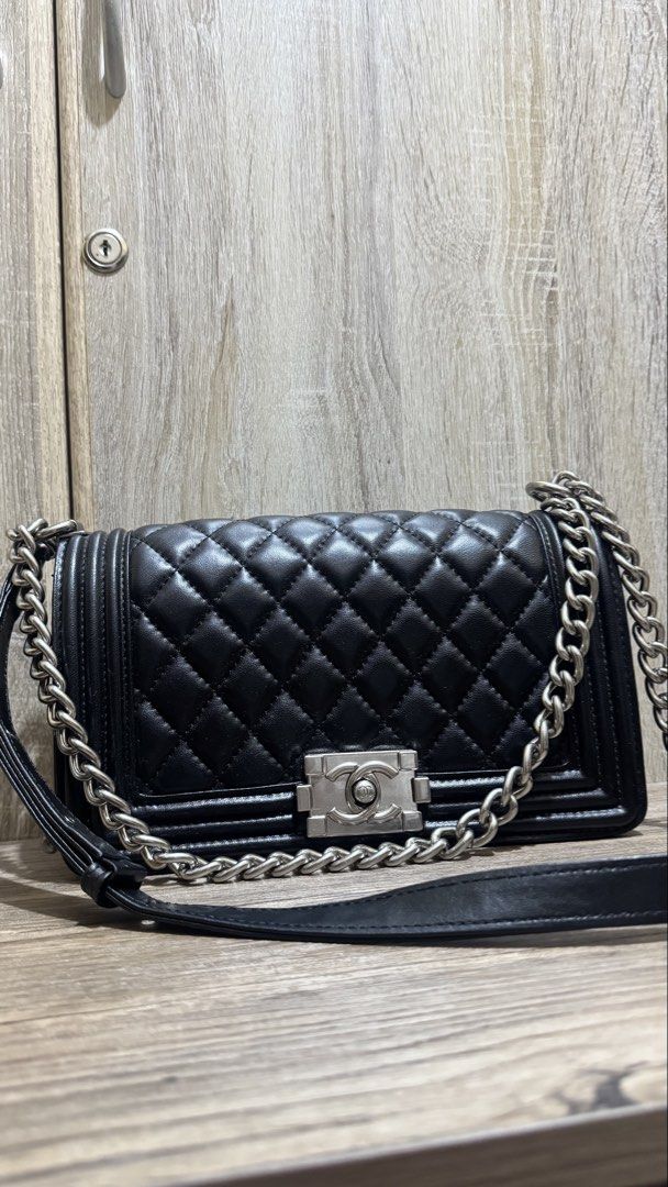 Chanel Le Boy in Medium lambskin leather (Category: Luxury Bags & Wallets) located in Taguig. Submitted by soranghae.co (Listing ID 1461838164, Image 3). Description: Guaranteed Japan Sourced Japan Pre-owned Bag No issue/flaws .