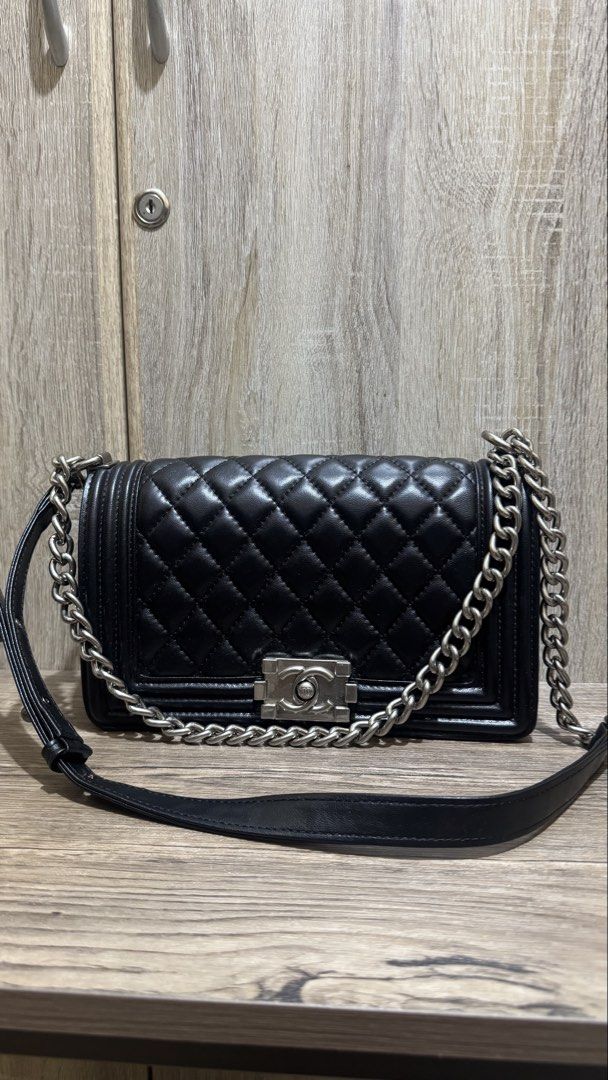 Chanel Le Boy in Medium lambskin leather (Category: Luxury Bags & Wallets) located in Taguig. Submitted by soranghae.co (Listing ID 1461838164, Image 1). Description: Guaranteed Japan Sourced Japan Pre-owned Bag No issue/flaws .