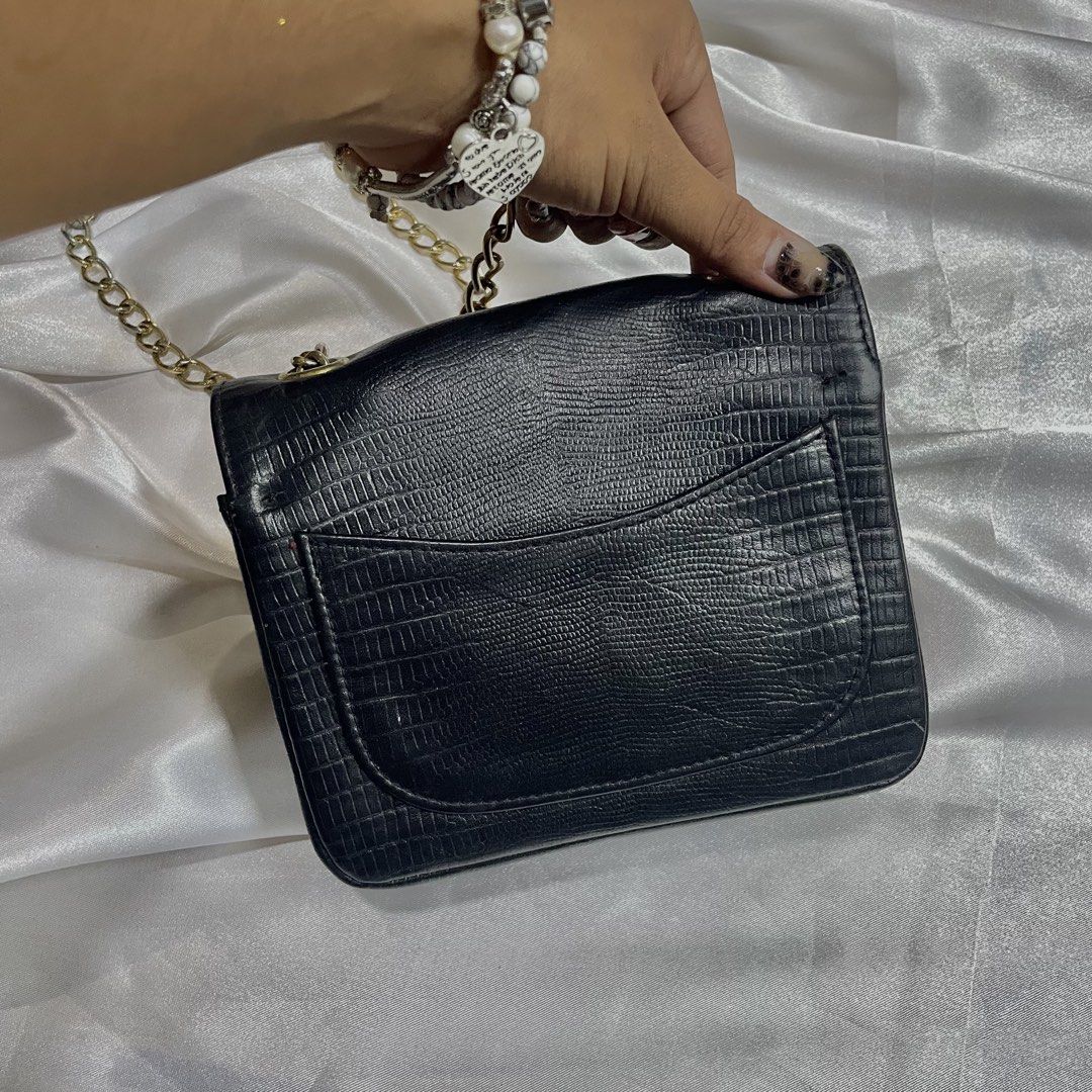 Chanel navy blue lizard mini (Category: Shoulder Bags) located in Manila. Submitted by syle_88 (Listing ID 1461975422, Image 3). Description: .