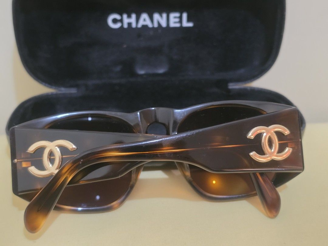 Chanel Tortoiseshell CC Gold Logo Sunglasses (Category: Sunglasses & Eyewear) located in Cavite. Submitted by kazi_preloved (Listing ID 1461860267, Image 2). Description: - Authentic Chanel Sunglasses - Tortoiseshell frame with gold CC logo - Comes with original Chanel case - minimal hairline scratches on the frame. - fits small face. - Made in Italy.