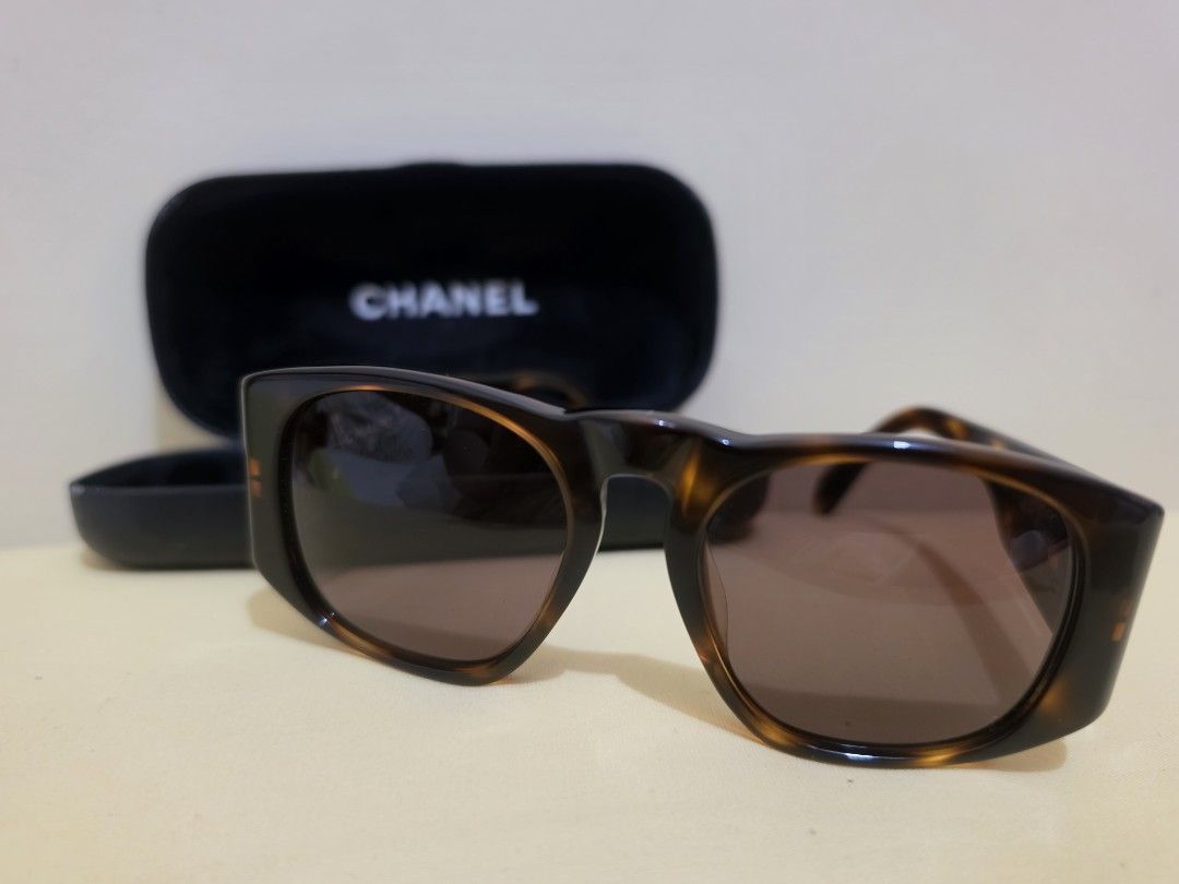 Chanel Tortoiseshell CC Gold Logo Sunglasses (Category: Sunglasses & Eyewear) located in Cavite. Submitted by kazi_preloved (Listing ID 1461860267, Image 1). Description: - Authentic Chanel Sunglasses - Tortoiseshell frame with gold CC logo - Comes with original Chanel case - minimal hairline scratches on the frame. - fits small face. - Made in Italy.