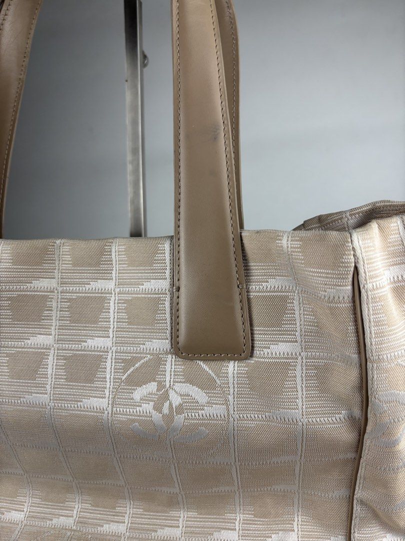 Chanel Travel Line Shoulder Bag (Category: Shoulder Bags) located in Makati City. Submitted by ragrepository (Listing ID 1461952135, Image 3). Description: Chanel Travel Line Missing Holo Lampo Zip .