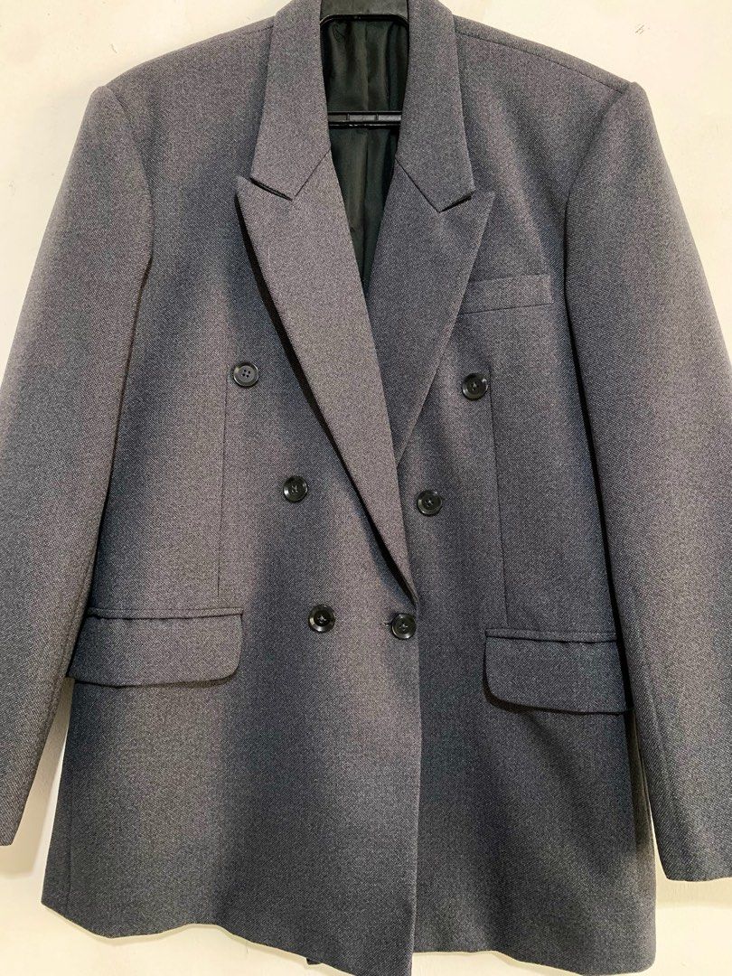 Charcoal Gray Blazer / Coat / Suit Size Medium to Semi-Large (Category: Coats, Jackets and Outerwear) located in San Pedro. Submitted by kcshops (Listing ID 1461845366, Image 2). Description: Charcoal Gray Blazer / Coat / Suit Size 👕 Size: Best fits Medium to Semi-Large body frame 💰 Price: ₱800 (negotiable) ✨ Condition: Pre-loved, in good condition 🧥 Details: Structured shoulders, wide lapels, front flap pockets, and chest welt pocket 📍 Locat