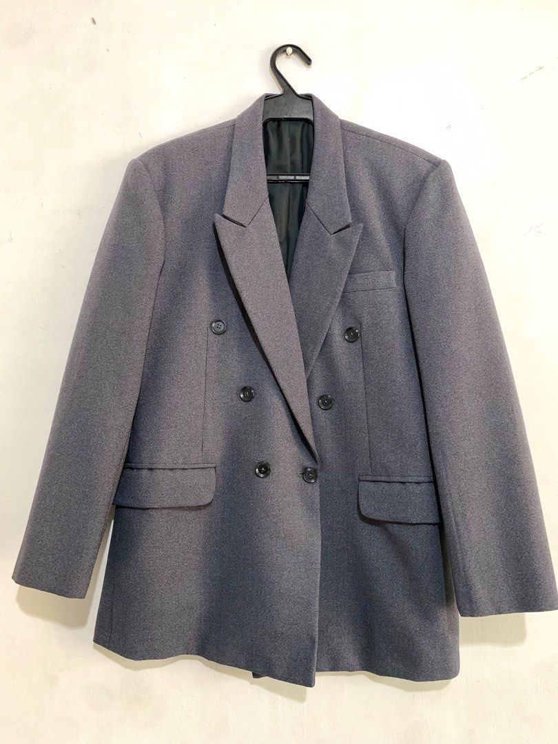 Charcoal Gray Blazer / Coat / Suit Size Medium to Semi-Large (Category: Coats, Jackets and Outerwear) located in San Pedro. Submitted by kcshops (Listing ID 1461845366, Image 1). Description: Charcoal Gray Blazer / Coat / Suit Size 👕 Size: Best fits Medium to Semi-Large body frame 💰 Price: ₱800 (negotiable) ✨ Condition: Pre-loved, in good condition 🧥 Details: Structured shoulders, wide lapels, front flap pockets, and chest welt pocket 📍 Locat