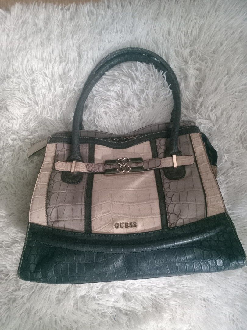 Check out AUTHENTIC vintage Y2k era GUESS Multe tone Croc php 3,500 (Category: Activewear) located in Manila. Submitted by mikahelmen14622 (Listing ID 1461847347, Image 2). Description: Check out AUTHENTIC vintage Y2k era GUESS Multe tone Croc.