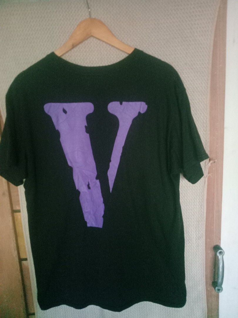 Check out vilone t shirt 👕 php 300 (Category: Formal Shirts) located in Manila. Submitted by mikahelmen14622 (Listing ID 1461837240, Image 2). Description: check out vilone t shrt for men php.300 armpit 18.5 Lenght 28.5 fittings is Large Excellent Condition issue 0..
