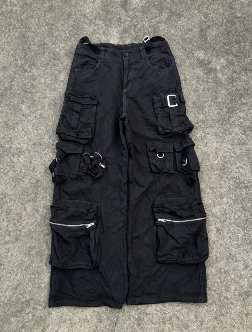 CHUU CREW MULTIPLE POCKET ( UNISEX ) (Category: Jeans) located in Cabagan. Submitted by ukayflips (Listing ID 1461858640, Image 1). Description: DIMES W 28'29 TH 12.3 L 41.5 H 11 GOOD CONDITION COMPLETE TAGS ISSUE ❌.