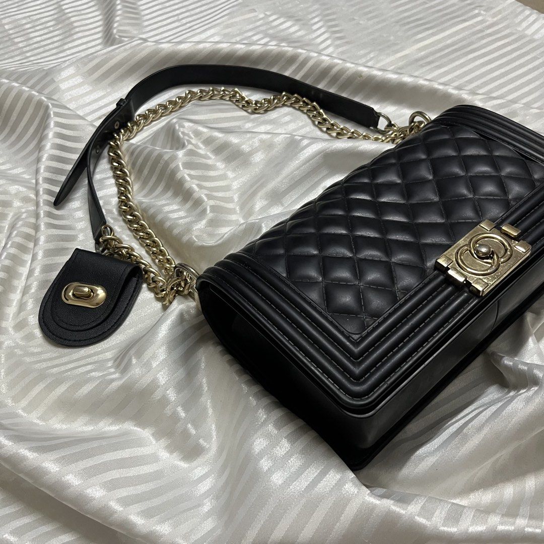 Classic Black Flap Bag (Category: Shoulder Bags) located in Manila. Submitted by ave.archives (Listing ID 1460988308, Image 2). Description: Condition: Excellent pre-loved / Good condition • Color: Classic Black with Gold-tone Hardware • Details: • Features an elegant diamond-quilted pattern and structured silhouette. • Equipped with a chic gold chain and black leather strap for versatile styling (wear as a shoulder bag or crossbody). • Secure tw