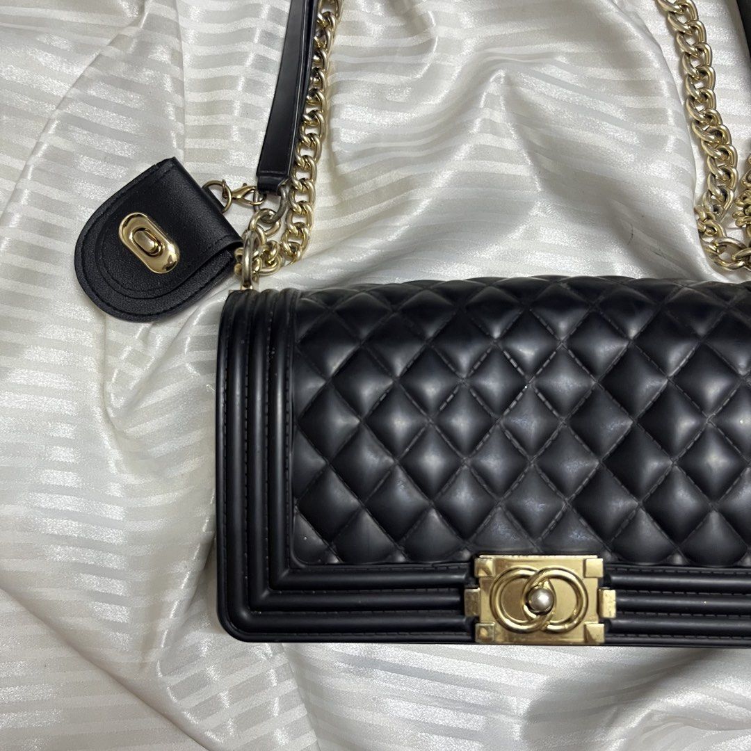 Classic Black Flap Bag (Category: Shoulder Bags) located in Manila. Submitted by ave.archives (Listing ID 1460988308, Image 3). Description: Condition: Excellent pre-loved / Good condition • Color: Classic Black with Gold-tone Hardware • Details: • Features an elegant diamond-quilted pattern and structured silhouette. • Equipped with a chic gold chain and black leather strap for versatile styling (wear as a shoulder bag or crossbody). • Secure tw