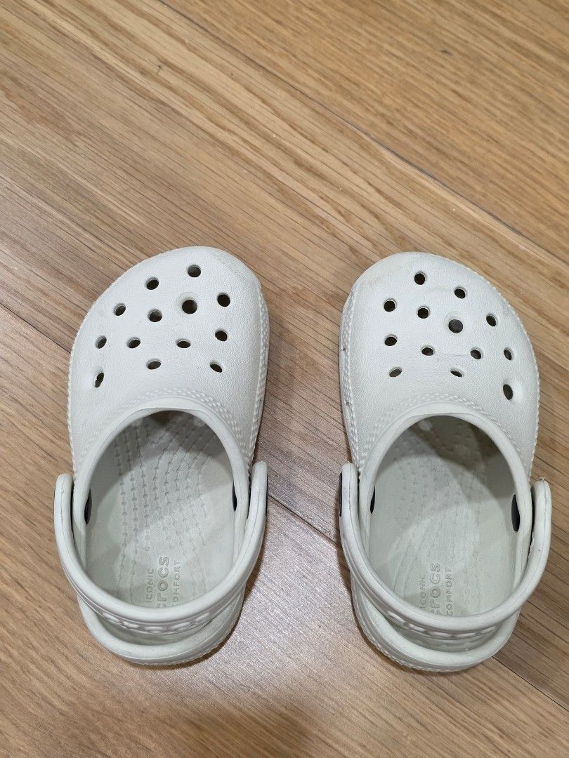 Classic Clog White Blanc for Toddler (Category: Babies & Kids Fashion) located in Quezon City. Submitted by cassylou (Listing ID 1461968307, Image 3). Description: - White colored Crocs for kids - Size C6, L: 5.1in or 13.2cm - Easy slip-on and off design - Ideal for everyday wear, beach trips, and playtime - Features classic Crocs comfort - Shows minor scuffs from normal wear.