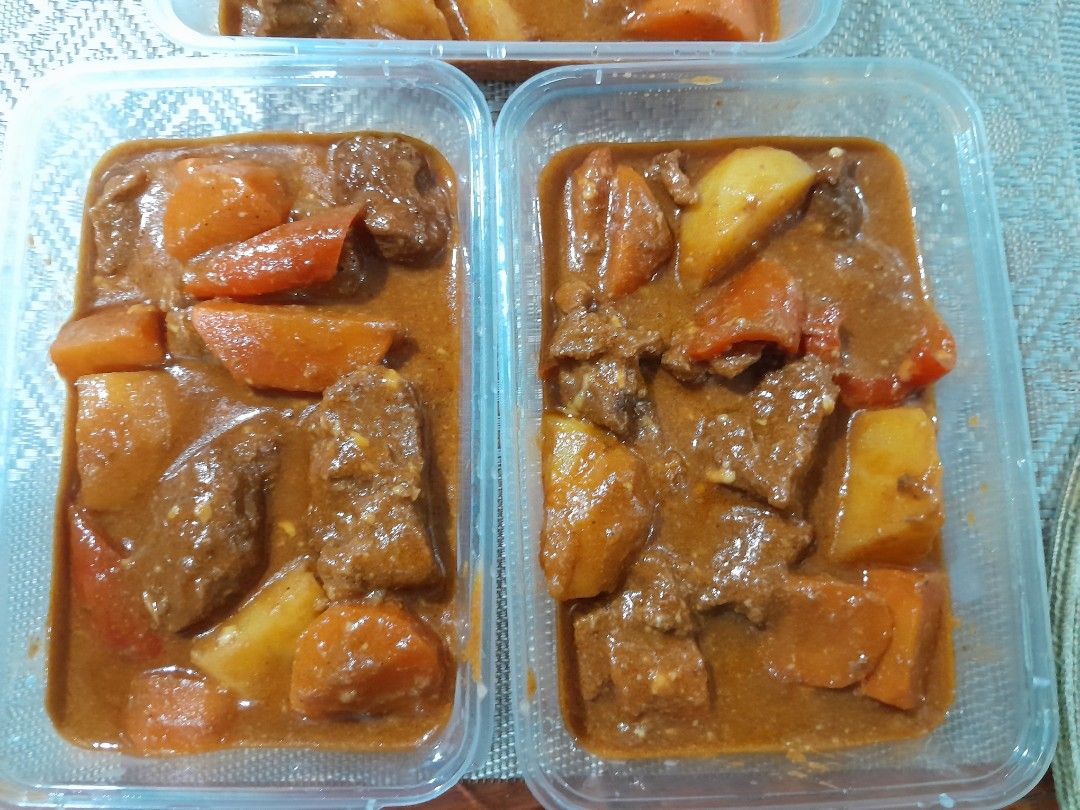 Classic Beef Caldereta (good 1 to 2 pax) (Category: Packaged & Instant Food) located in Makati City. Submitted by mylynmylyn (Listing ID 1461932452, Image 2). Description: classic kaldereta 1 tub good for 1 to 2 pax cooked and packed on clean station also available 1. Kaldereta tub with rice pack (share) P260.00, with sweets or friit p300.00 2. Caldereta packed Meal(single serving) (with rice and sweets or fruit) P160 for orders text or call 0197