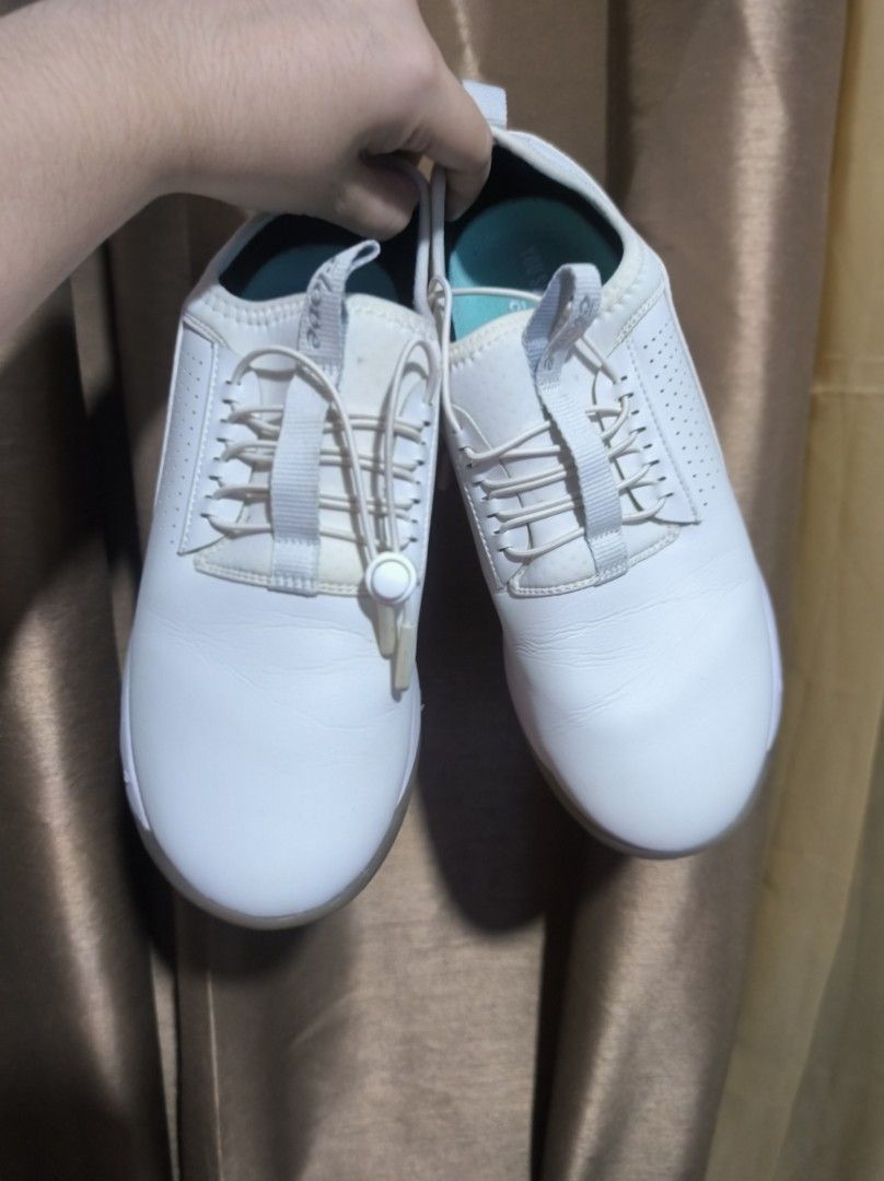 Clove Nursing shoes white (Category: Sneakers) located in Calamba. Submitted by patreesiya (Listing ID 1461949788, Image 3). Description: size women 8.5/men 7 eur 40/UK 6.5/cm 25 last price posted po no box needs cleaning mode of delivery : jnt or lalamove pag malapit..