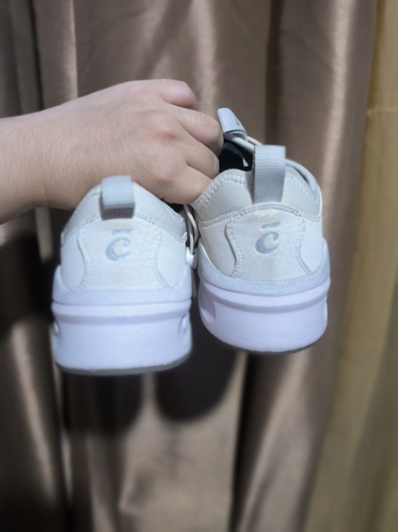 Clove Nursing shoes white (Category: Sneakers) located in Calamba. Submitted by patreesiya (Listing ID 1461949788, Image 2). Description: size women 8.5/men 7 eur 40/UK 6.5/cm 25 last price posted po no box needs cleaning mode of delivery : jnt or lalamove pag malapit..