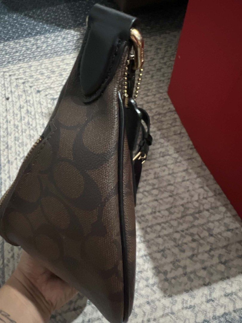 Coach Beltbag (Category: Cross-body Bags) located in Manila. Submitted by swift_tiny_treasure (Listing ID 1461954509, Image 3). Description: .