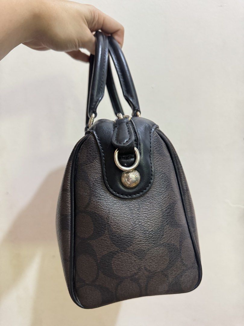 Coach Bennett (Category: Luxury Bags & Wallets) located in Manila. Submitted by eybeeee (Listing ID 1461875499, Image 3). Description: With sling. Bawal sa maarte.