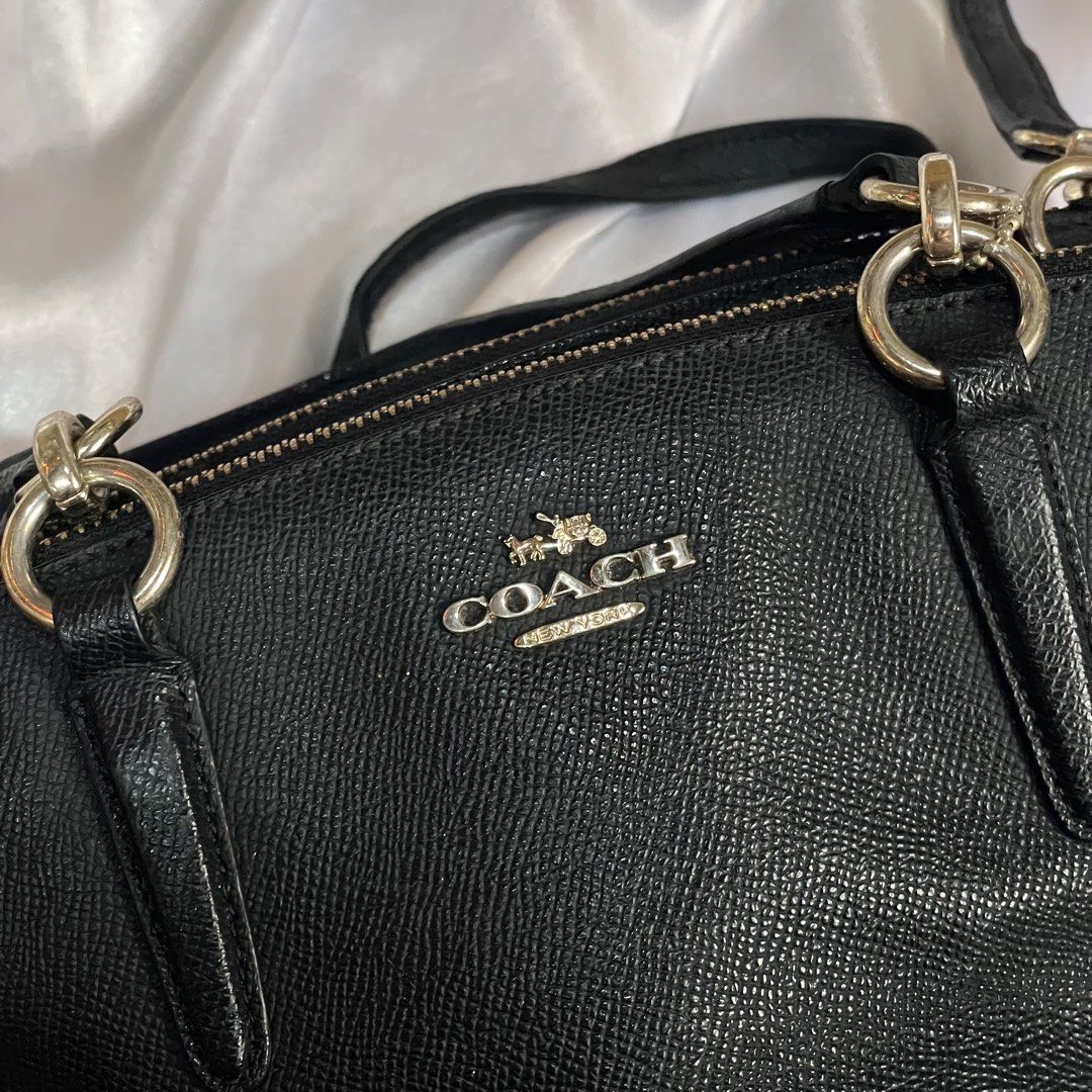 COACH CHRISTIE CARRYALL (Category: Shoulder Bags) located in Manila. Submitted by syle_88 (Listing ID 1461970224, Image 2). Description: .