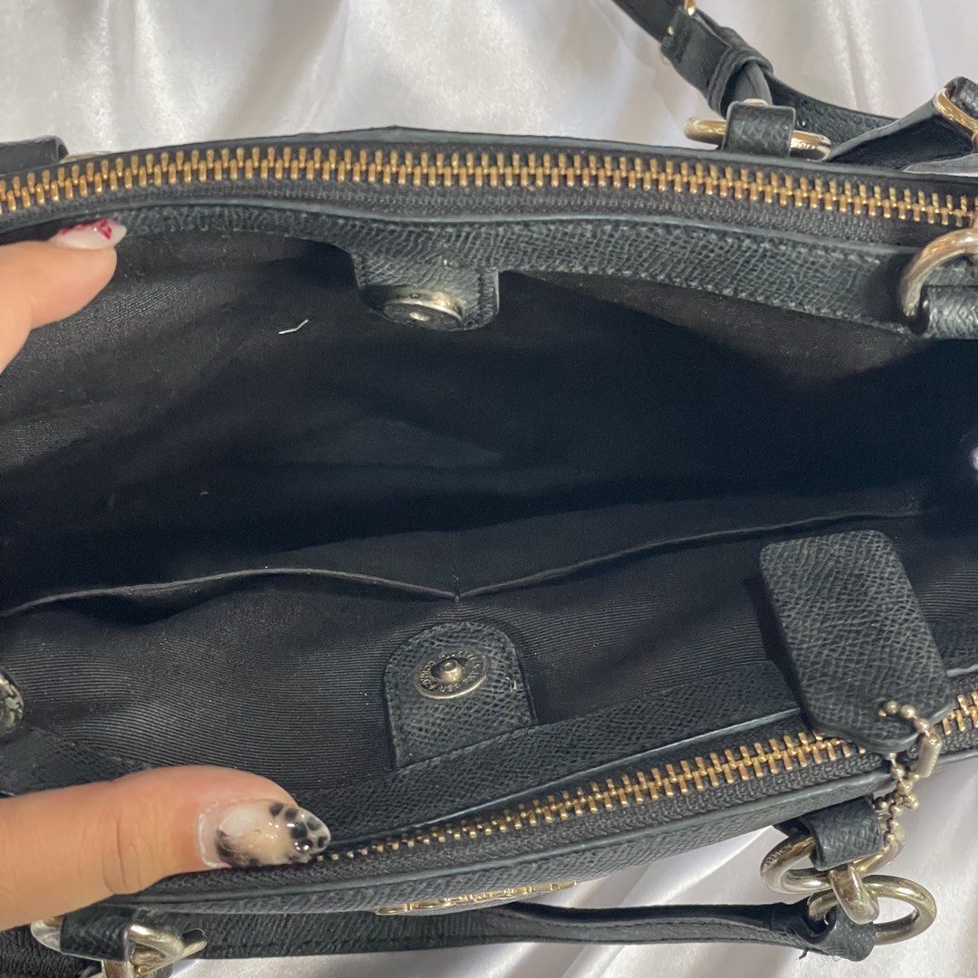 COACH CHRISTIE CARRYALL (Category: Shoulder Bags) located in Manila. Submitted by syle_88 (Listing ID 1461970224, Image 3). Description: .