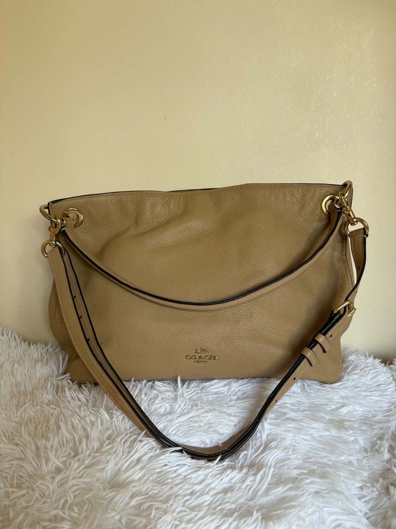 Coach Clarkson Hobo in Polished Pebble Leather (Category: Shoulder Bags) located in Manila. Submitted by lovveegeli (Listing ID 1461987608, Image 1). Description: ‼️‼️SEE LAST PIC FOR ISSUES‼️‼️.
