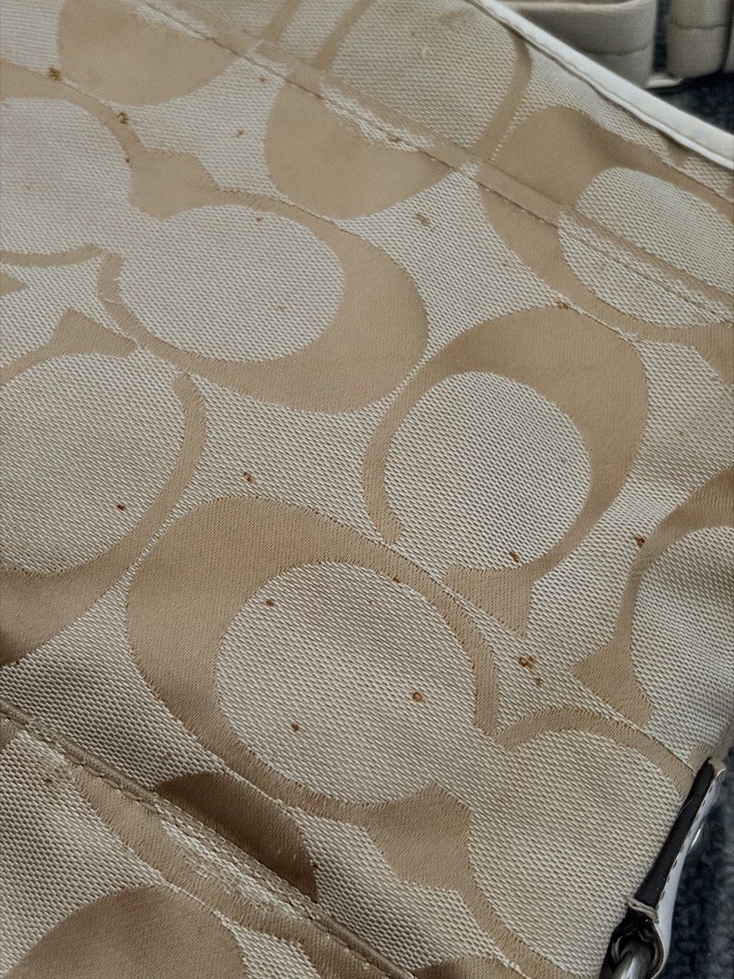 Coach crossbody (Category: Cross-body Bags) located in San Pascual. Submitted by s3resale (Listing ID 1461852641, Image 3). Description: Has stains and rubs See photos Vintage Authenthic Bag 💯 percent functional. Fixed price!.
