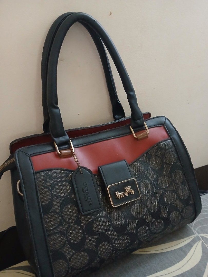 Coach Grace Carry All Handbag (Category: Luxury Bags & Wallets) located in Subic. Submitted by xzoyie (Listing ID 1461814385, Image 2). Description: - NGA - Very spacious loob .