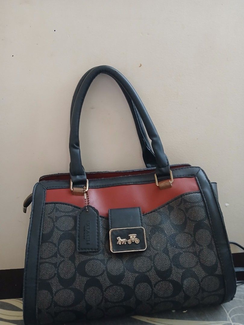 Coach Grace Carry All Handbag (Category: Luxury Bags & Wallets) located in Subic. Submitted by xzoyie (Listing ID 1461814385, Image 1). Description: - NGA - Very spacious loob .
