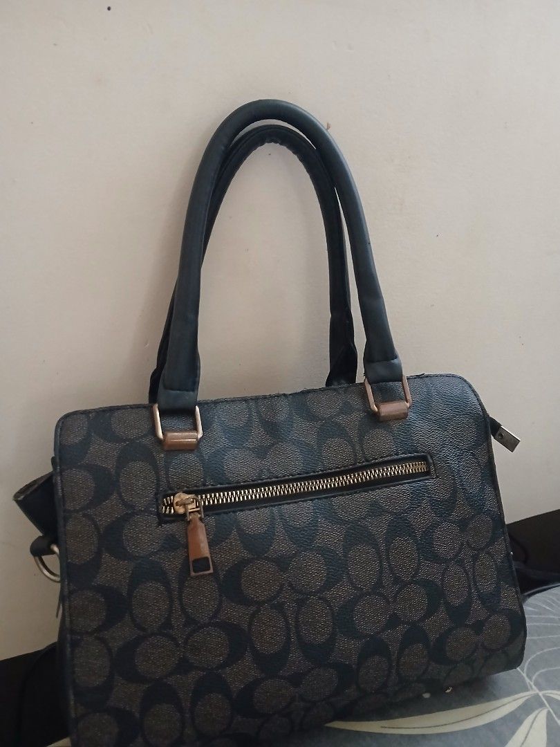 Coach Grace Carry All Handbag (Category: Luxury Bags & Wallets) located in Subic. Submitted by xzoyie (Listing ID 1461814385, Image 3). Description: - NGA - Very spacious loob .