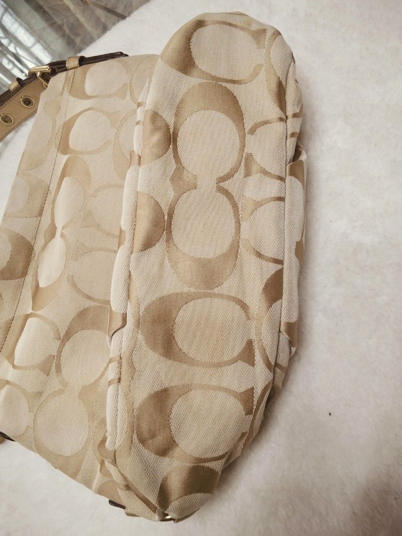 Coach Hobo / sling (Category: Luxury Bags & Wallets) located in Tuguegarao City. Submitted by luxthrifttuguegarao (Listing ID 1461814791, Image 3). Description: like new canvass , issue sa strap nya .. kindly pm me po for more detailed pic po .. super nice pa po ito in actual ...med size .