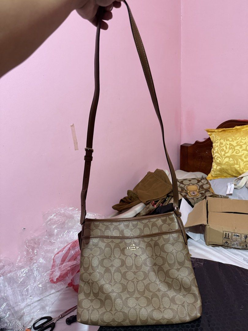 Coach messenger bag (Category: Shoulder Bags) located in Angadanan. Submitted by brightearth-ca44 (Listing ID 1461932722, Image 2). Description: 💯 Authentic See photos for flaws/issues.