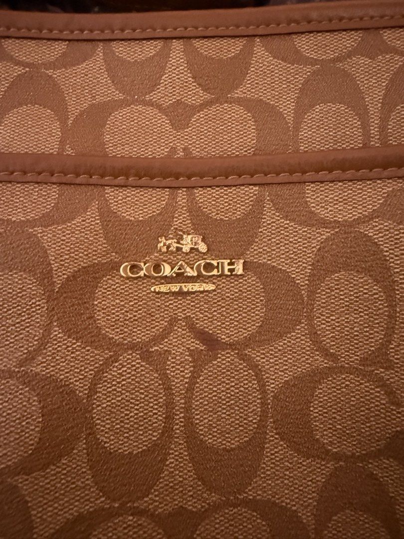 Coach messenger bag (Category: Shoulder Bags) located in Angadanan. Submitted by brightearth-ca44 (Listing ID 1461932722, Image 3). Description: 💯 Authentic See photos for flaws/issues.