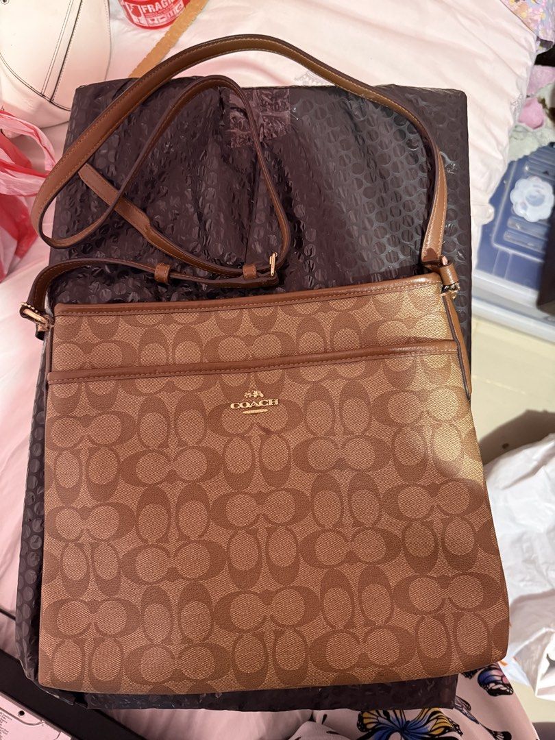Coach messenger bag (Category: Shoulder Bags) located in Angadanan. Submitted by brightearth-ca44 (Listing ID 1461932722, Image 1). Description: 💯 Authentic See photos for flaws/issues.
