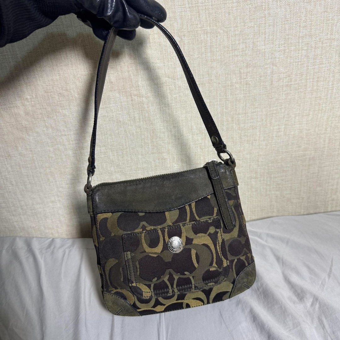 COACH SHOULDER BAG (Category: Luxury Bags & Wallets) located in Claveria. Submitted by jhunaceeeeee (Listing ID 1461811733, Image 3). Description: 💯Authentic Sign of use only No major flaw Bag only.